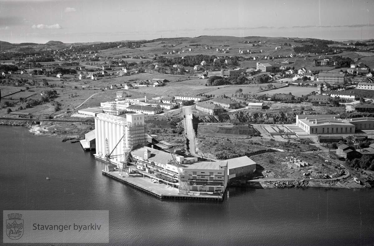 Stavanger ytre. Bispeladegård (sør) Mot S.V...Rogaland Felleskjøp i forgrunnen. Stavangerflint like bak. Kvaleberg skole til høyre midt i bildet. Mot Auklend