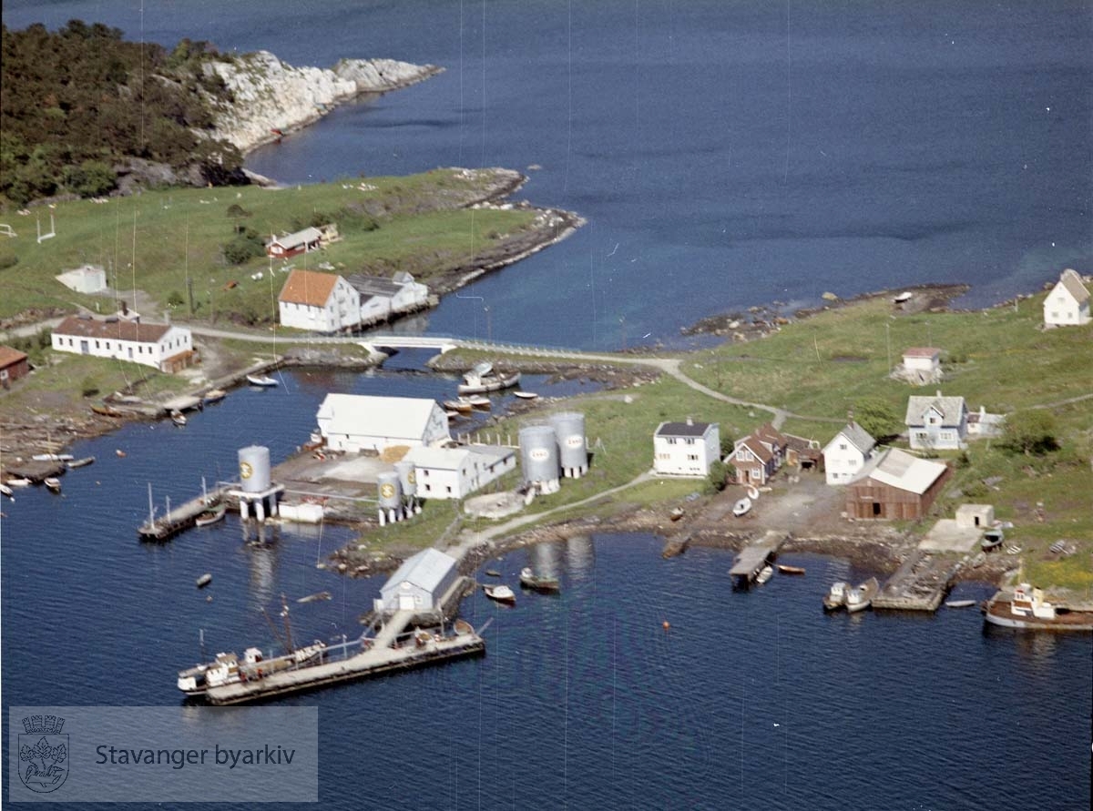 Grasholmen.Sølyst..Esso sine oljetanker