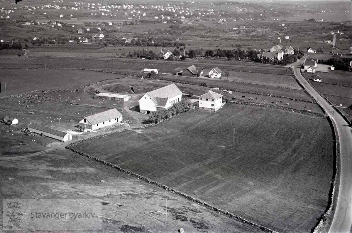 Stavanger Madla bydel, Revheim. Mot S.Ø...Revheimveien til høyre. Revheim kirke i øverste billeddel til høyre. Hafrsfjord i øverste høyre hjørne.