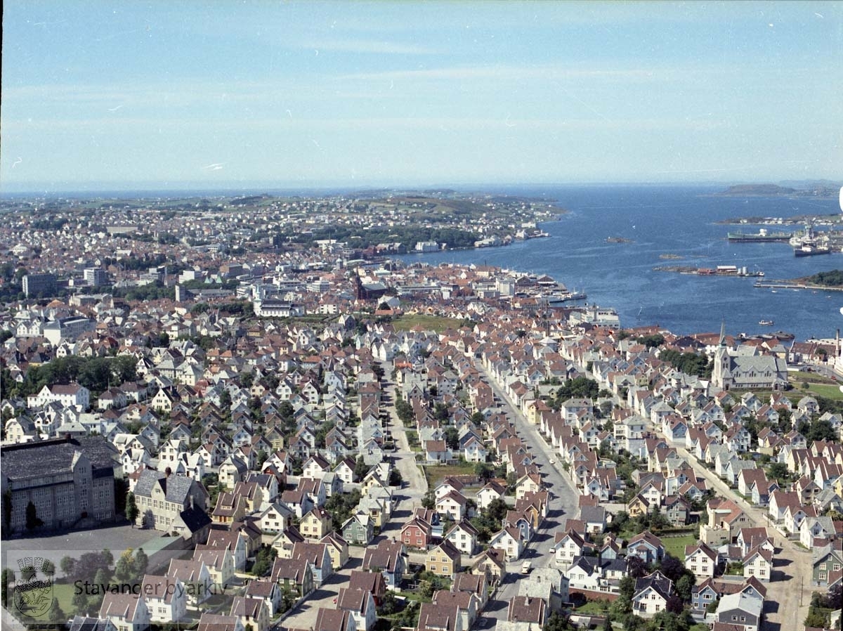 Storhaug mot sentrum.Nylund skole.St Johannes kirke.Vår Frues kirke..Gateløp: Michael Berentsens gate, Lysefjordgata, Karlsminnegata, Nymansveien, Nylundsgata, Avaldsnesgata, Taugata, Øvre Haukeligate, Øvre Suldalsgate, Midtre Suldalsgate, Sandsgata