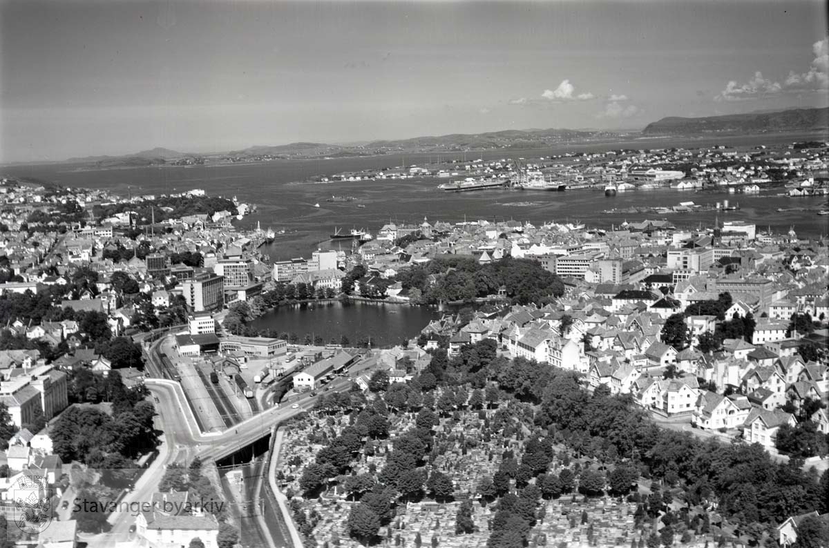 Oversikt: Stavanger midtre og indre. Mot nord...Lagård gravlund i forgrunnen. Stavanger Museum til venstre. Jernbanestasjonen og Breiavatnet midt i bildet. Hetlandsmarken til høyre. Bergeland til høyre.