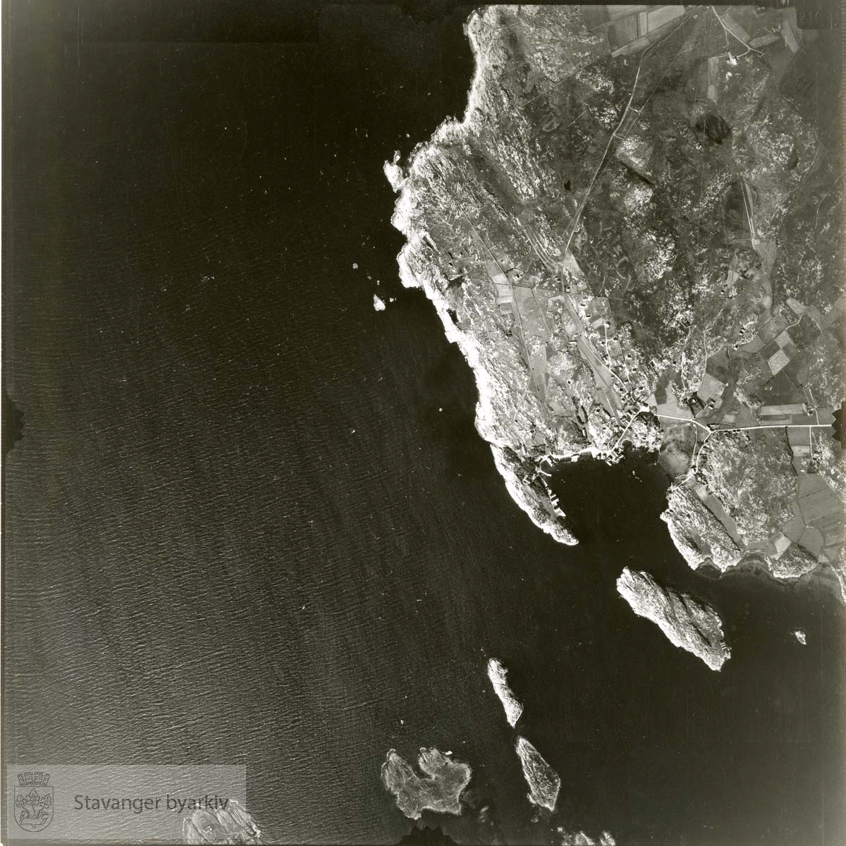 Jfr. kart/fotoplan A(III) 28/325..Tananger, Ørnabukta..Se ByStW_Uca_002 (kan lastes ned under fanen for kart på Stavangerbilder)