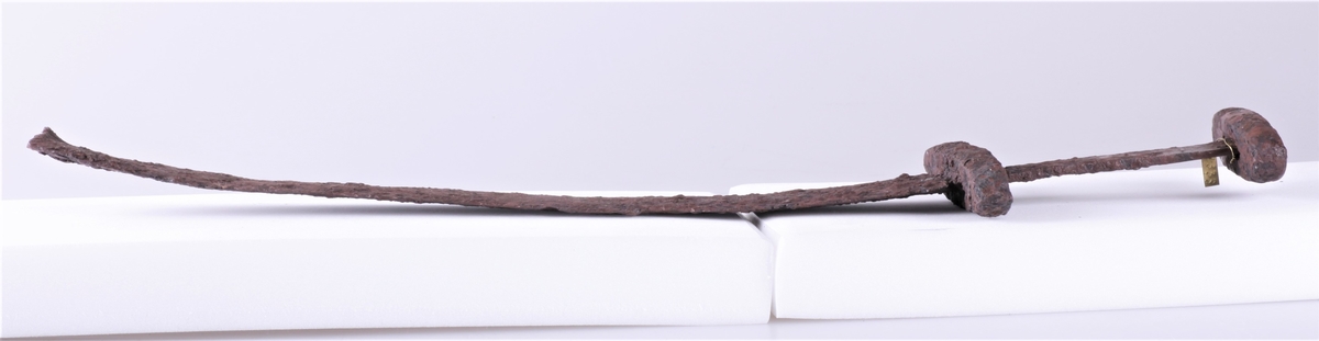 Sverd av type Rygh 489 der nederste del av klingen er avbrukket. Fra vikingtid. Funnet i veikanten mellom Dyren og Rognstad i 1907.