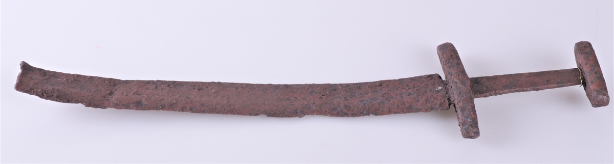 Sverd av type Rygh 489 der nederste del av klingen er avbrukket. Fra vikingtid. Funnet i veikanten mellom Dyren og Rognstad i 1907.