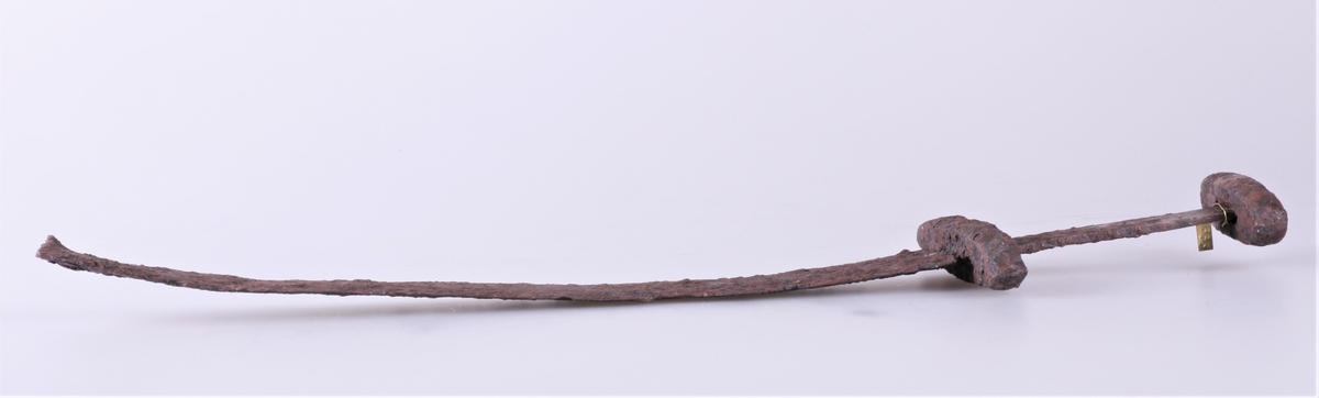 Sverd av type Rygh 489 der nederste del av klingen er avbrukket. Fra vikingtid. Funnet i veikanten mellom Dyren og Rognstad i 1907.