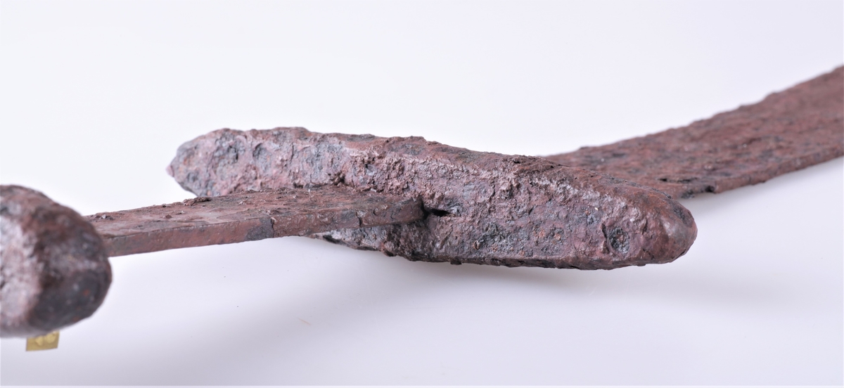 Sverd av type Rygh 489 der nederste del av klingen er avbrukket. Fra vikingtid. Funnet i veikanten mellom Dyren og Rognstad i 1907.
