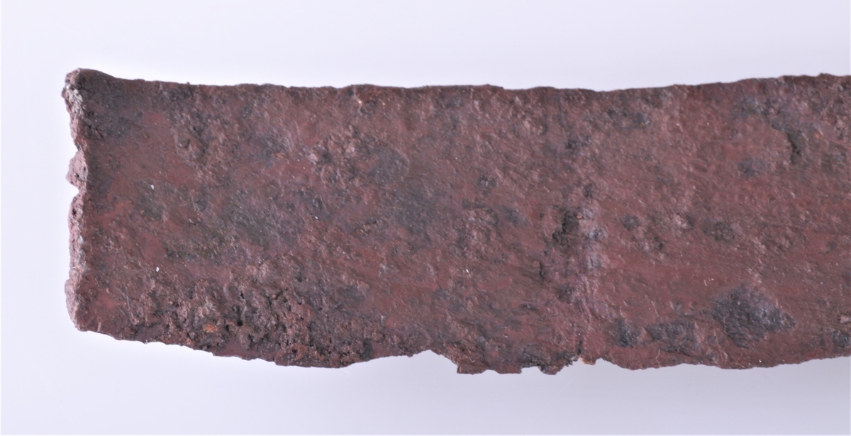 Sverd av type Rygh 489 der nederste del av klingen er avbrukket. Fra vikingtid. Funnet i veikanten mellom Dyren og Rognstad i 1907.