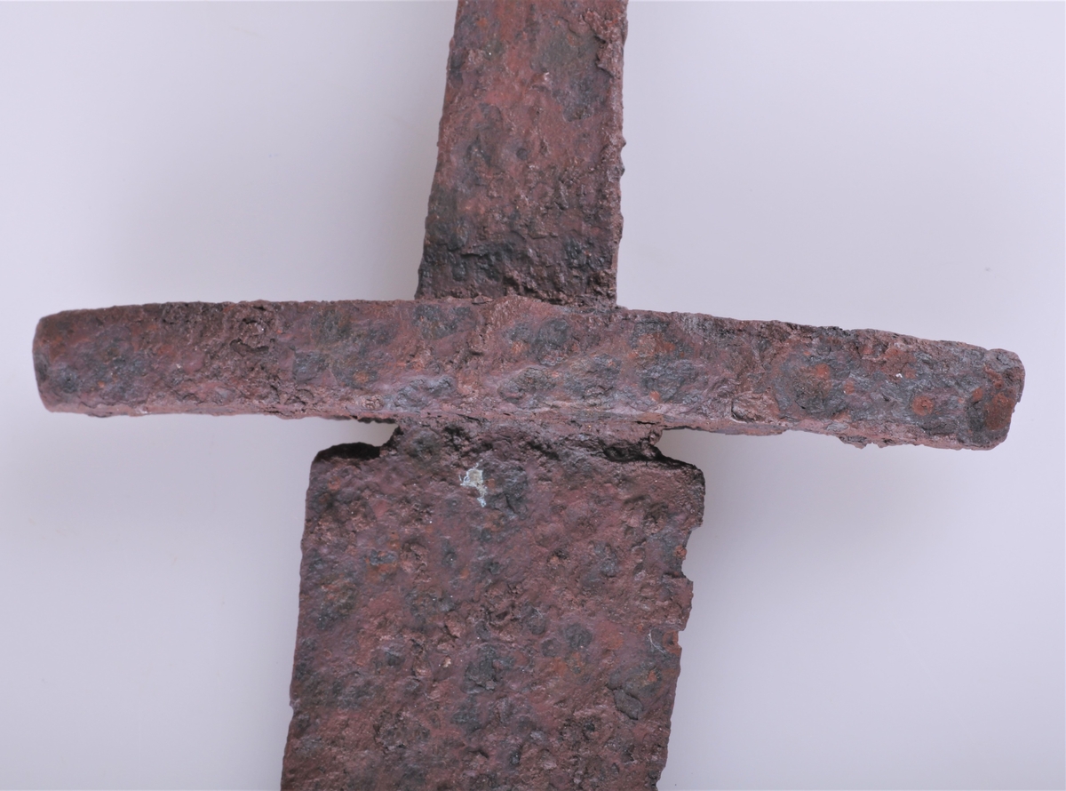 Sverd av type Rygh 489 der nederste del av klingen er avbrukket. Fra vikingtid. Funnet i veikanten mellom Dyren og Rognstad i 1907.