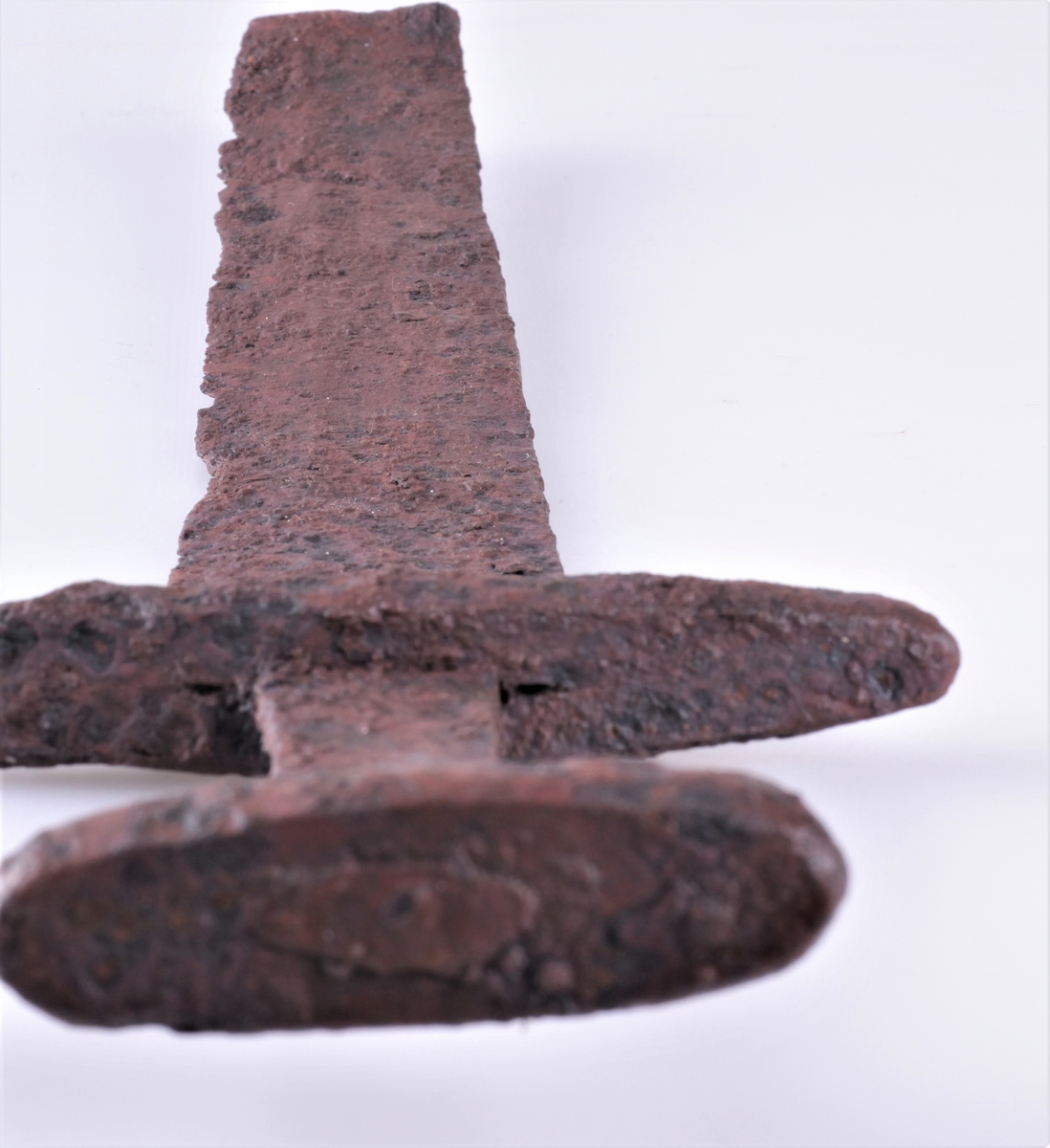 Sverd av type Rygh 489 der nederste del av klingen er avbrukket. Fra vikingtid. Funnet i veikanten mellom Dyren og Rognstad i 1907.