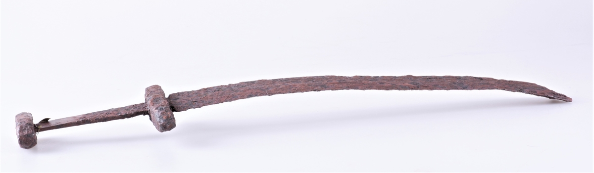 Sverd av type Rygh 489 der nederste del av klingen er avbrukket. Fra vikingtid. Funnet i veikanten mellom Dyren og Rognstad i 1907.