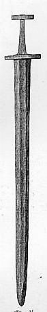 Sverd av type Rygh 489 der nederste del av klingen er avbrukket. Fra vikingtid. Funnet i veikanten mellom Dyren og Rognstad i 1907.