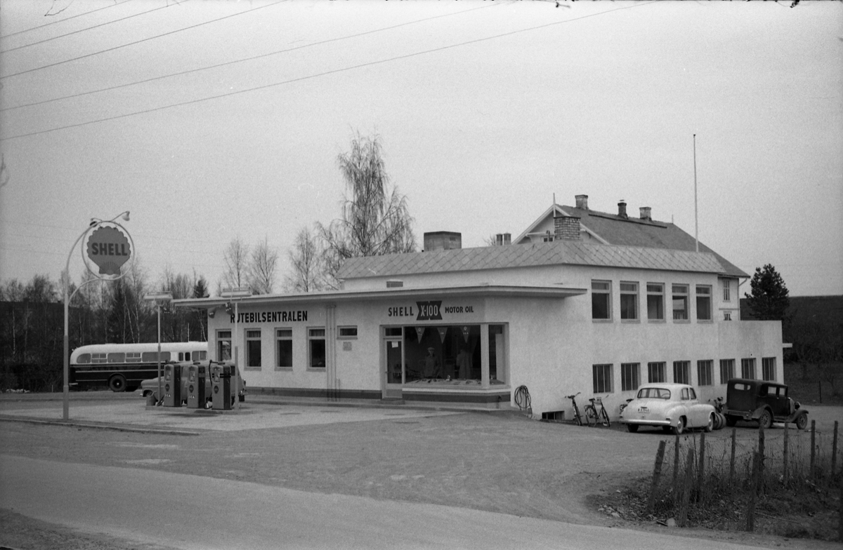 Fem bilder fra Shell bensinstasjonen og rutebilsentralen på Lena senhøstes 1955. De to første bildene er eksteriørbilder, de øvrige interiør fra bensinstasjonens smøre- og vaskehall.