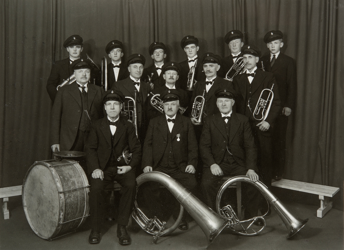 Løiten Musikkforening 1862-1937.
Gruppe 14 musikkere med instrumenter.
Foran fra venstre: Olaf Kristoffersen, Olaf Schøyen, Jørgen Rustad.
I midten: Simen Mælumsæter, Harald Bjørke, Haaken Thorshaug, Peder Bronken, Knut Schjerven.
Bak: Ole Bronken, Henrik Schøyen, Ottar Schøyen, Arne Bronken, Joh. Engstrøm, Mathias Svevad.