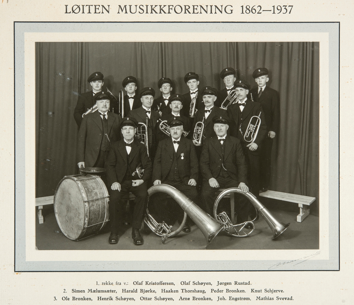 Løiten Musikkforening 1862-1937.
Gruppe 14 musikkere med instrumenter.
Foran fra venstre: Olaf Kristoffersen, Olaf Schøyen, Jørgen Rustad.
I midten: Simen Mælumsæter, Harald Bjørke, Haaken Thorshaug, Peder Bronken, Knut Schjerven.
Bak: Ole Bronken, Henrik Schøyen, Ottar Schøyen, Arne Bronken, Joh. Engstrøm, Mathias Svevad.