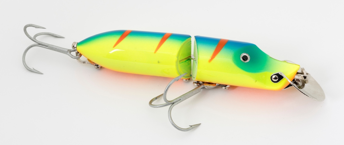 Wobbleren, gjeddewobbleren Hi-Lo fra ABU, er en fiskeimitasjon som består av en toleddet kropp av plast. Hodet er konkavt utformet. Det er tre metallringer for feste av snøre og kroker. To trippelkroker, treblekroker, er festet under buken og bak i halen.. Under hodet er wobbleren utstyrt med en regulerbar leppe eller kjeveskje i metall. Ved å skyve skjea opp eller ned, går wobbleren høyt eller lavt i vannet (high-low). Kroppen er bemalt i fiskeskinnsmønster i grønt og blått med tre røde striper tvers over, lyse rød munn og underside og svarte øyne med en glittrende ring rundt.  Kjeveskjea er i blankt metall.  

Wobbleren er en synkewobbler.