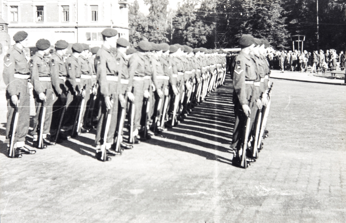 Engelske soldater ("Røde djevler") i parade på vei opp til Slottet på de alliertes dag, 30. juni 1945.
