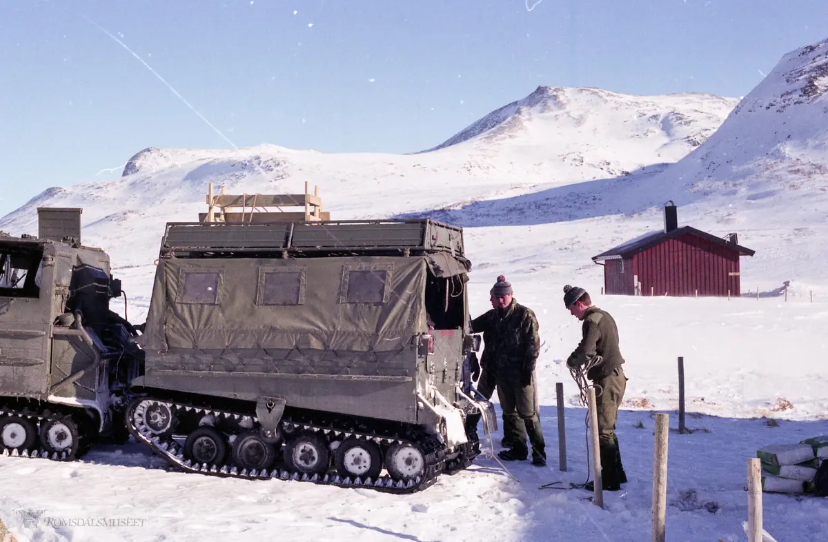 "Transport av proviant til Måsvassbu. ."Engelske beltevogner".