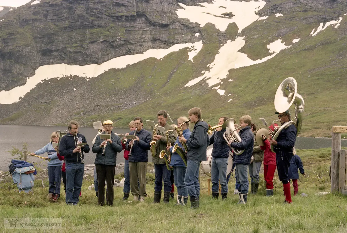 "Måsvassbu, 50års jubileum 1984". .Molde Janitsjar spiller Jostein Jensen i hvit caps spilte også for 50 årsiden.