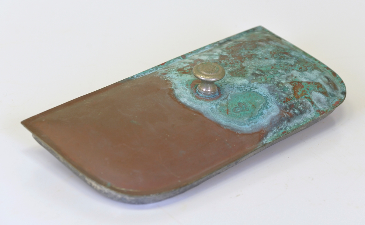 
Vattenbehållare med lock och tapphål i behållarens botten. Upphängningsanordning på bakstycket för montering på vägg.