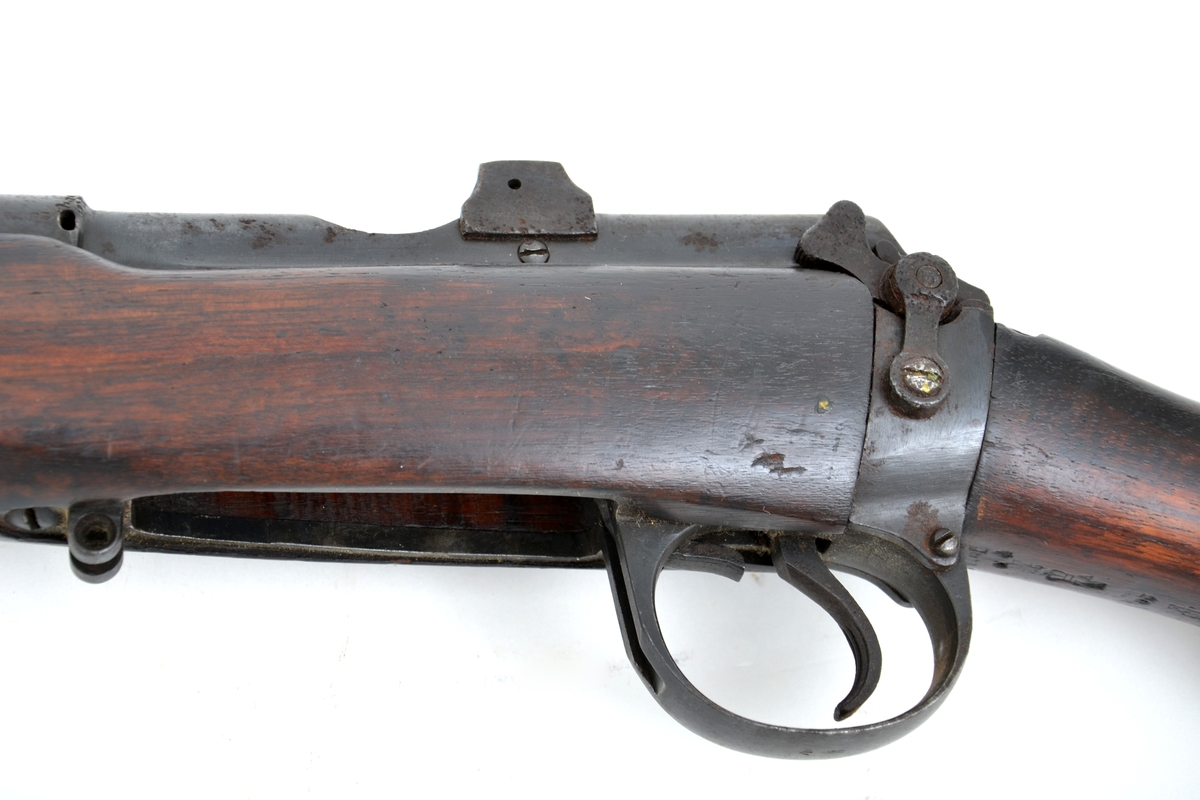 Repetergevær brukt av den britiske hæren (og samveldelandene). Kaliber .303 British. Våpenet er basert på boltmekanisme, og er utstyrt med løst magasin. Riflen, inkludert senere varianter, var i bruk i alle fall frem til 1960-tallet.
