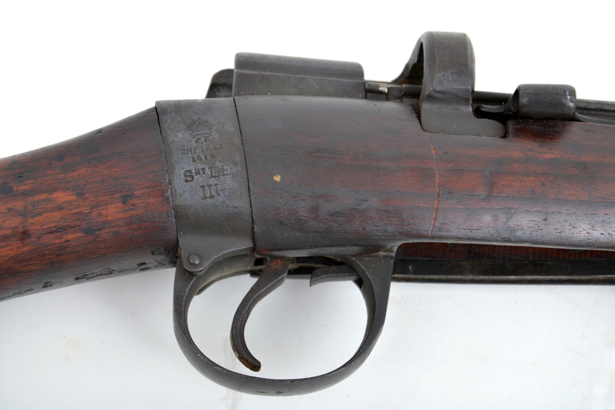 Repetergevær brukt av den britiske hæren (og samveldelandene). Kaliber .303 British. Våpenet er basert på boltmekanisme, og er utstyrt med løst magasin. Riflen, inkludert senere varianter, var i bruk i alle fall frem til 1960-tallet.