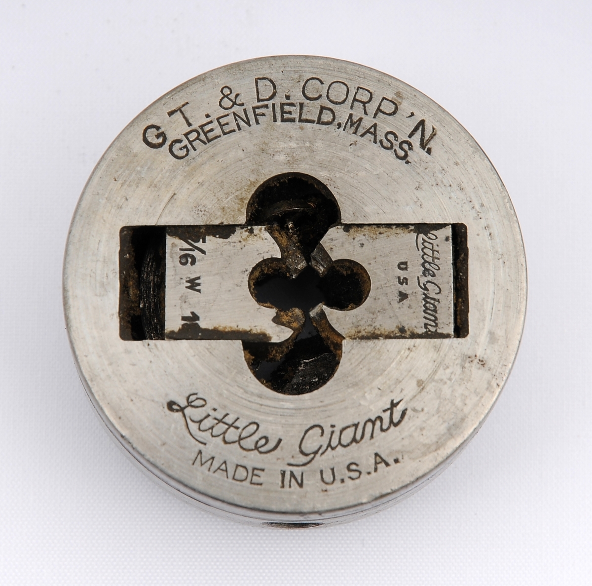 Gjengeverktøy i original trekasse fra produsenten Greenfield tap and Die Corporation, USA bestående av syv (runde) gjengebakker/-snitt, 14 gjengetapper (fire fra andre produsenter), et svingjern for gjengetapper og to svingjern for gjengebakker. Skrinet og verktøyet bærer preg av å ha blitt brukt, men er i god stand.