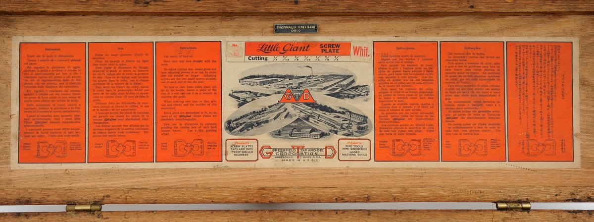 Gjengevertøy i original trekasse fra produsenten Greenfield tap and Die Corporation, USA bestående av seks (runde) gjengebakker/-snitt, 19 gjengetapper, ett svingjern for gjengetapper og ett svingjern for gjengebakker. Tappene øverst i eget brett. Skrinet og verktøyet bærer preg av å ha blitt brukt, men er i god stand.