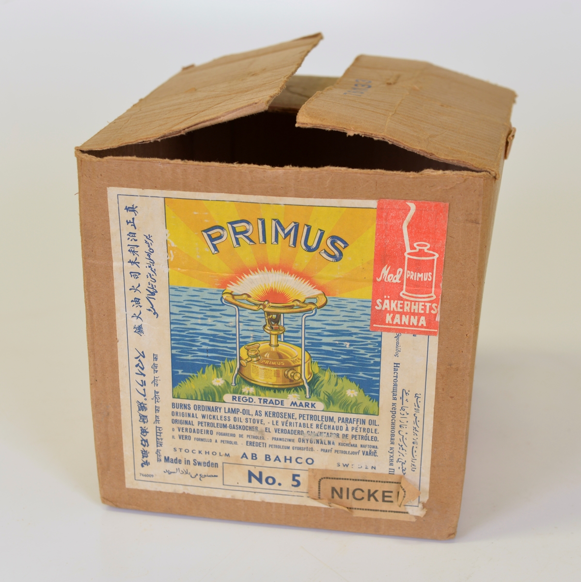 
A: Papplåda sammanhållen med papperstape med texten AB Bacho Stockholm Sweden och Primus Regd Trademark. Stor etikett med produktens namn och en bild på ett brinnande Primuskök mot solnedgång. Produktinformation på många olika språk. I etikettens övre högra hörn sitter en röd lapp som talar om att förpackningen innehåller Primus säkerhetskanna.  

B: Själva köket. Höjd 220 mm, diam 210 mm. Två ringar över en brännare. Behållare för rödsprit. Namnet Primus  återfinns över hela köket. Etikett i snöre finns också.

C: Kanna för rödsprit. Primus säkerhetskanna.

D: Pappersförpackning, 80 mm lång. Text: Svea Swedish Safety stove Original Svea Nr 971. Innehåller tre stycken rensnålar för rensning av brännaren.

E: Pappersförpackning 115 mm lång. Text: Reg Trademark Primus AB Bacho Stockholm Sweden No 4605. Innehåller tre stycken rensnålar av märket Primus och en av märket Svea.

Från Arne Ekströms Handelsmuseum.

Modell: Primus No 5