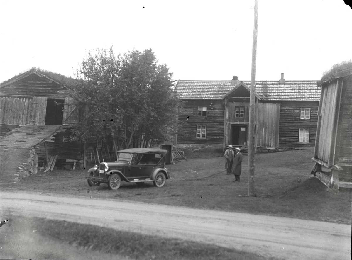 Foto av: bilen (utside og innside), veien med politi til stede, skog, åstedundersøking(?) ved et vann, utenfor en gård med politi og biler. Fra en overfallssak der to svensker visstnok var overfalt og drept, men det viste seg senere at den ene overfalt den andre. Etterforskningen ble utført av politifullmektig Hoel ved Uttrøndelag politikammer og politibetjent Dragvold ved Trondheim politikammer.