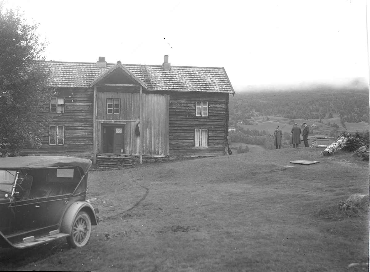 Foto av: bilen (utside og innside), veien med politi til stede, skog, åstedundersøking(?) ved et vann, utenfor en gård med politi og biler. Fra en overfallssak der to svensker visstnok var overfalt og drept, men det viste seg senere at den ene overfalt den andre. Etterforskningen ble utført av politifullmektig Hoel ved Uttrøndelag politikammer og politibetjent Dragvold ved Trondheim politikammer.