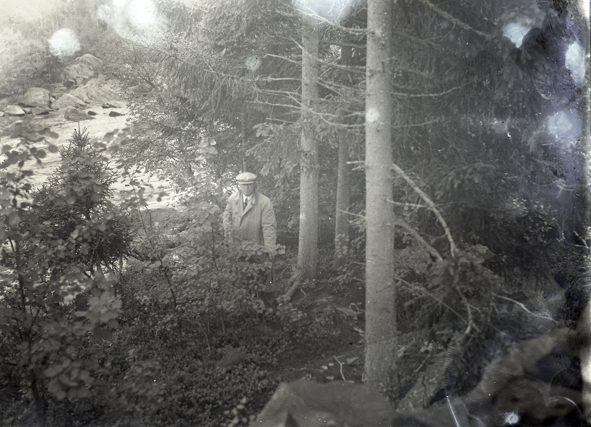Foto av: bilen (utside og innside), veien med politi til stede, skog, åstedundersøking(?) ved et vann, utenfor en gård med politi og biler. Fra en overfallssak der to svensker visstnok var overfalt og drept, men det viste seg senere at den ene overfalt den andre. Etterforskningen ble utført av politifullmektig Hoel ved Uttrøndelag politikammer og politibetjent Dragvold ved Trondheim politikammer.