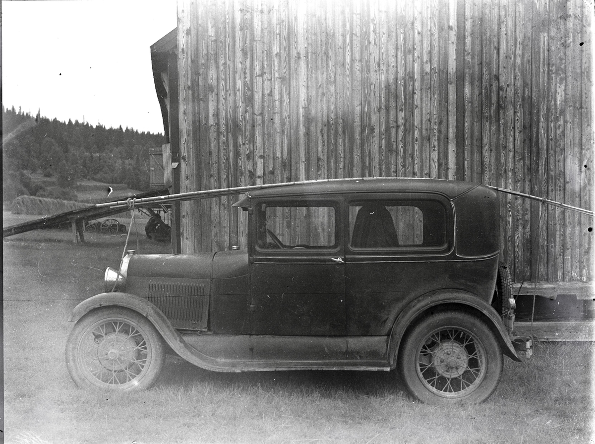 Foto av: bilen (utside og innside), veien med politi til stede, skog, åstedundersøking(?) ved et vann, utenfor en gård med politi og biler. Fra en overfallssak der to svensker visstnok var overfalt og drept, men det viste seg senere at den ene overfalt den andre. Etterforskningen ble utført av politifullmektig Hoel ved Uttrøndelag politikammer og politibetjent Dragvold ved Trondheim politikammer.