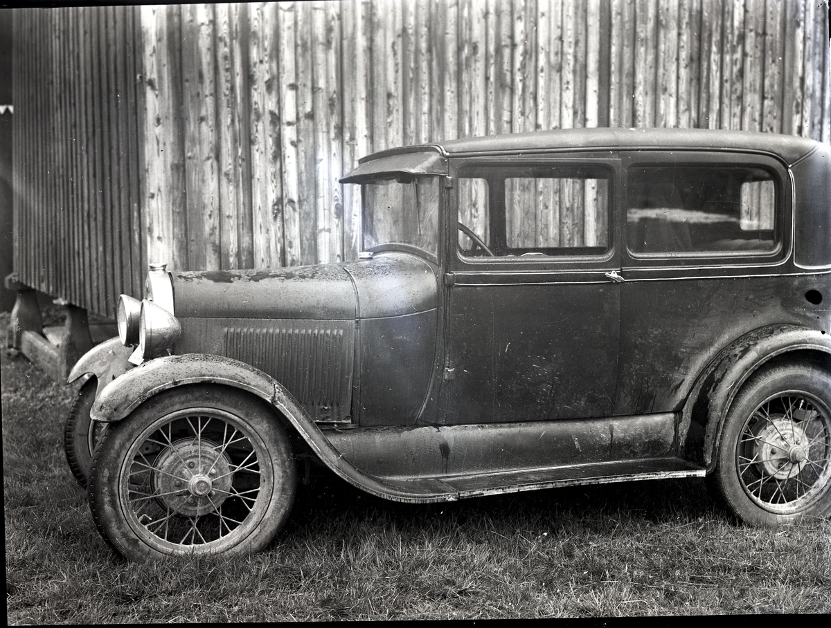 Foto av: bilen (utside og innside), veien med politi til stede, skog, åstedundersøking(?) ved et vann, utenfor en gård med politi og biler. Fra en overfallssak der to svensker visstnok var overfalt og drept, men det viste seg senere at den ene overfalt den andre. Etterforskningen ble utført av politifullmektig Hoel ved Uttrøndelag politikammer og politibetjent Dragvold ved Trondheim politikammer.