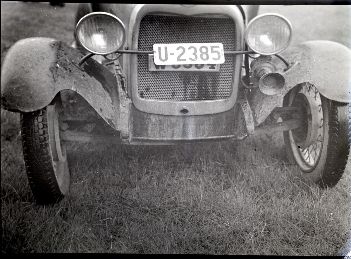 Foto av: bilen (utside og innside), veien med politi til stede, skog, åstedundersøking(?) ved et vann, utenfor en gård med politi og biler. Fra en overfallssak der to svensker visstnok var overfalt og drept, men det viste seg senere at den ene overfalt den andre. Etterforskningen ble utført av politifullmektig Hoel ved Uttrøndelag politikammer og politibetjent Dragvold ved Trondheim politikammer.
