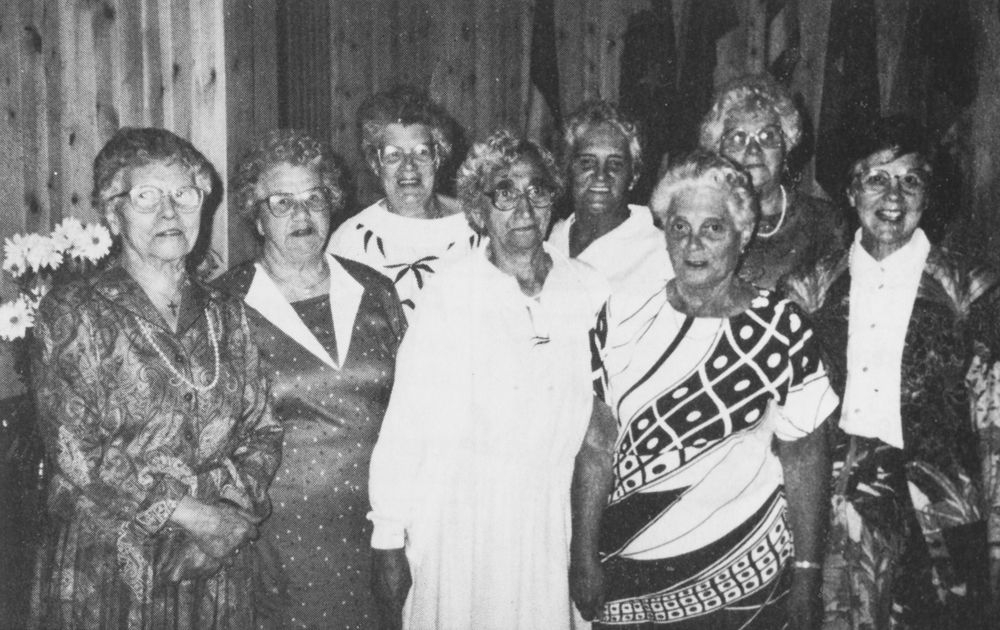 Leirfjord, Fagervika. Fra 90 års-jubileet til misjonsforeningen. F.v.: Jette Benjaminsen, Solveig Olsen, Jenny Klæbo, Hally Grande, Anna Køllersen, Marit Westbye, Dagny Iversen, Margot Fagervik.