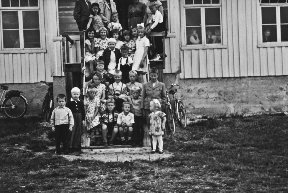 Leirfjord, Fagervika. Fra Lilandet misjonsforening sitt 60 års-jubileum. Festen ble holdt på ungdomshuset, og bilde ble tatt av alle barna som var med.