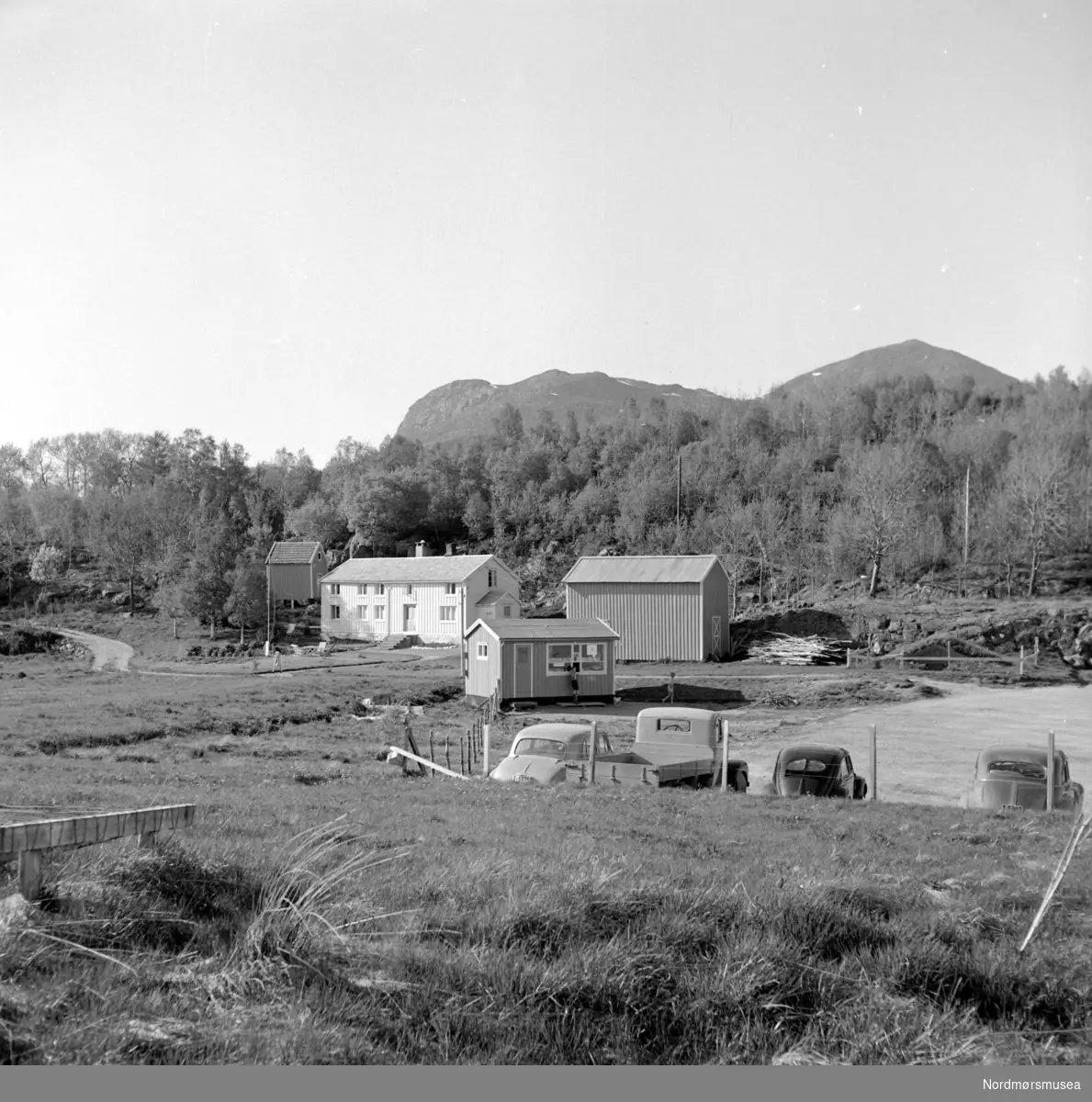 Bebyggelse. Kan dette være på Frei i Kristiansund? Datering er trolig mellom 1950-1960. Fotograf er Nils Williams i Kristiansund. Fra Nordmøre museums fotosamlinger.