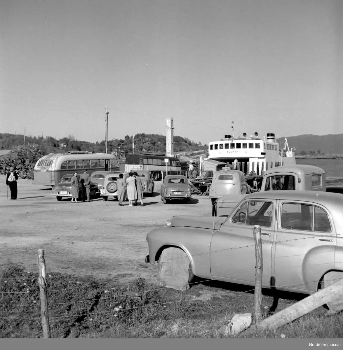 Kvitnes fergeleie ble åpnet 7. juni 1952, etter at ny vei over Frei til Kvitnes stod klar. Dermed ble fergesambandet Kristiansund-Gjemnes forkortet til Kvitnes-Gjemnes. Bildet er derfor tidligst fra 1952. Kilde: Om samferdsel i Møre og Romsdal : Møre og Romsdal fylkesbåtar 1920-1995 : D. 2 : Samfunn og ferdsel (Vol. D. 2). Molde: Møre og Romsdal fylkesbåtar. (Info: Sveinung Berild). - Bilene: Nærmest en Humber Hawk 1951-57 som delvis skjuler en Morris Commercial LC serie lastebil (1952-60, eventuelt en identisk Austin 301). 
Bak fra venstre: Opel Rekord 1953-55, ukjent førkrigs, Ford Zephyr Six (evt. Consul. Reg.nr. T15123 tydelig frem på annet bilde), amerikansk varebil 1946-47 (Ford?). (Info: Ivar Stav) - 
M/F "Averøy" ble overlevert i 1954, og trafikkerte 1954-1957 strekningen Kvitnes-Gjemnes. Fotograferingen har vel helst skjedd i dette tidsrommet. (Info: Sveinung Berild) -Foto av bilferga "Averøy" på det som trolig er strekningen Kvitnes - Gjemnes.  Fotograf er Nils Williams i Kristiansund. Fra Nordmøre museums fotosamlinger.