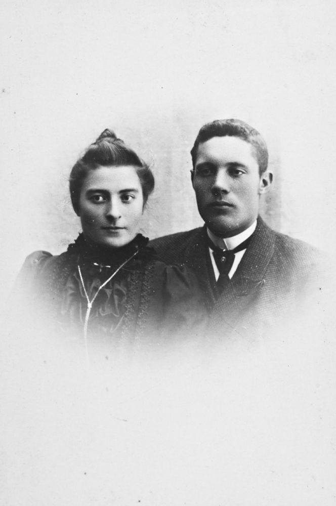 Leirfjord, Fagervika. Augusta Johansen, en av tre som startet misjonsforeningen i Fagervika. Her fotografert med ektemannen.
