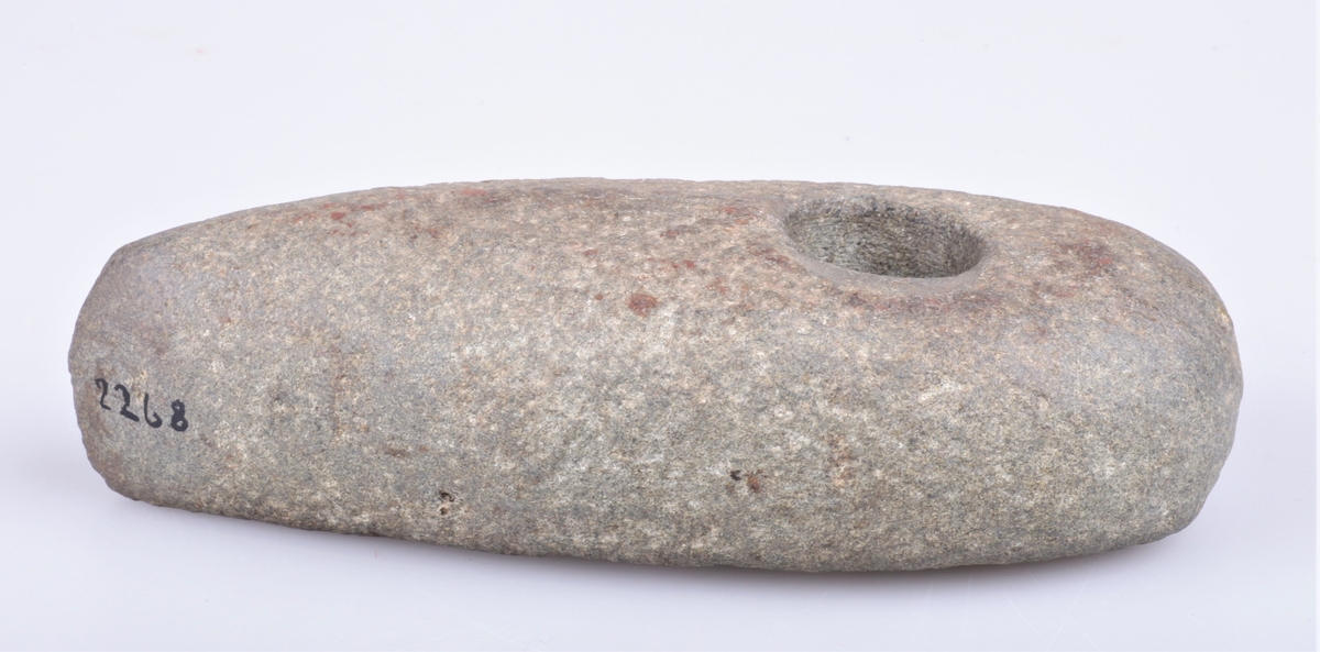 Steinøks med skafthull.