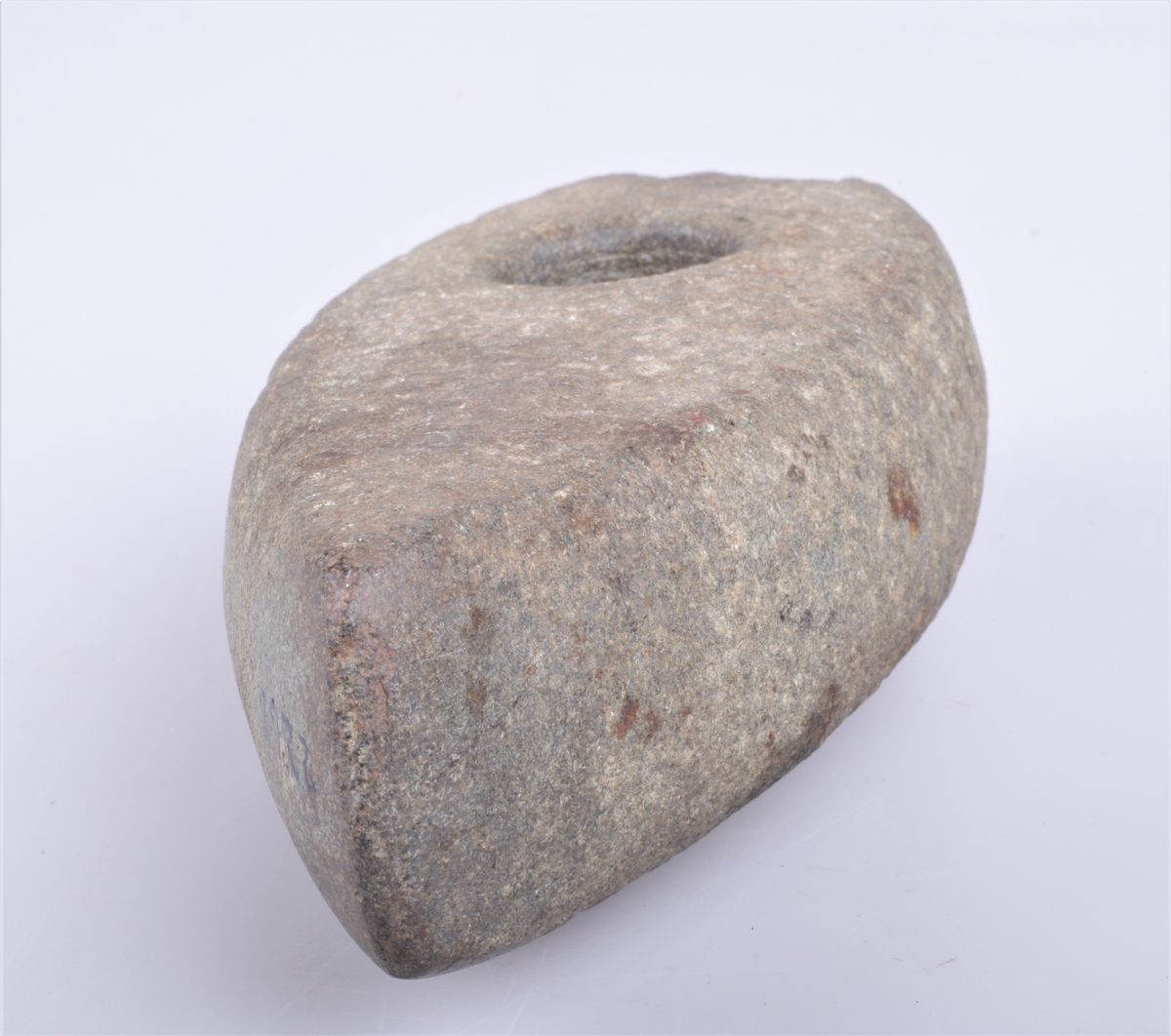 Steinøks med skafthull.