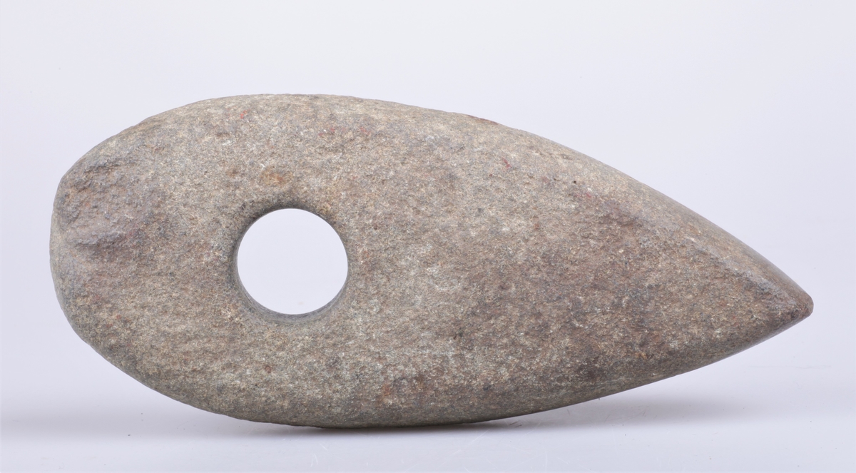 Steinøks med skafthull.