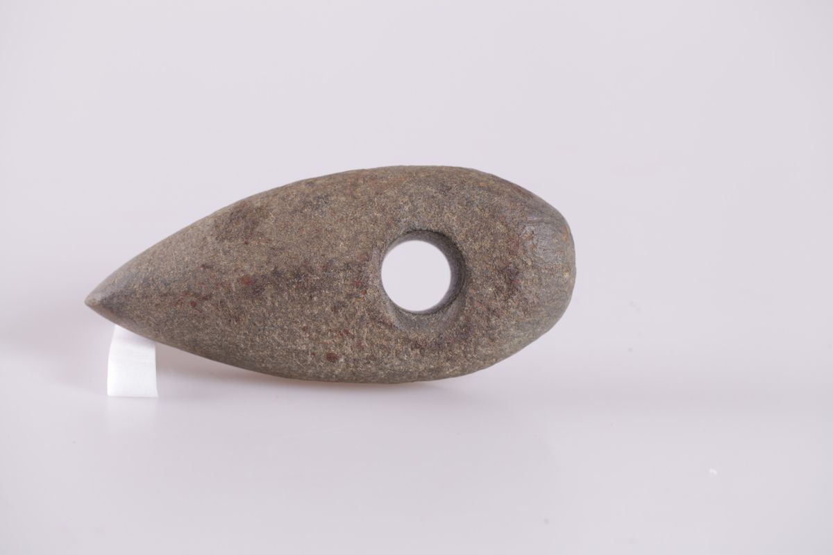 Steinøks med skafthull.