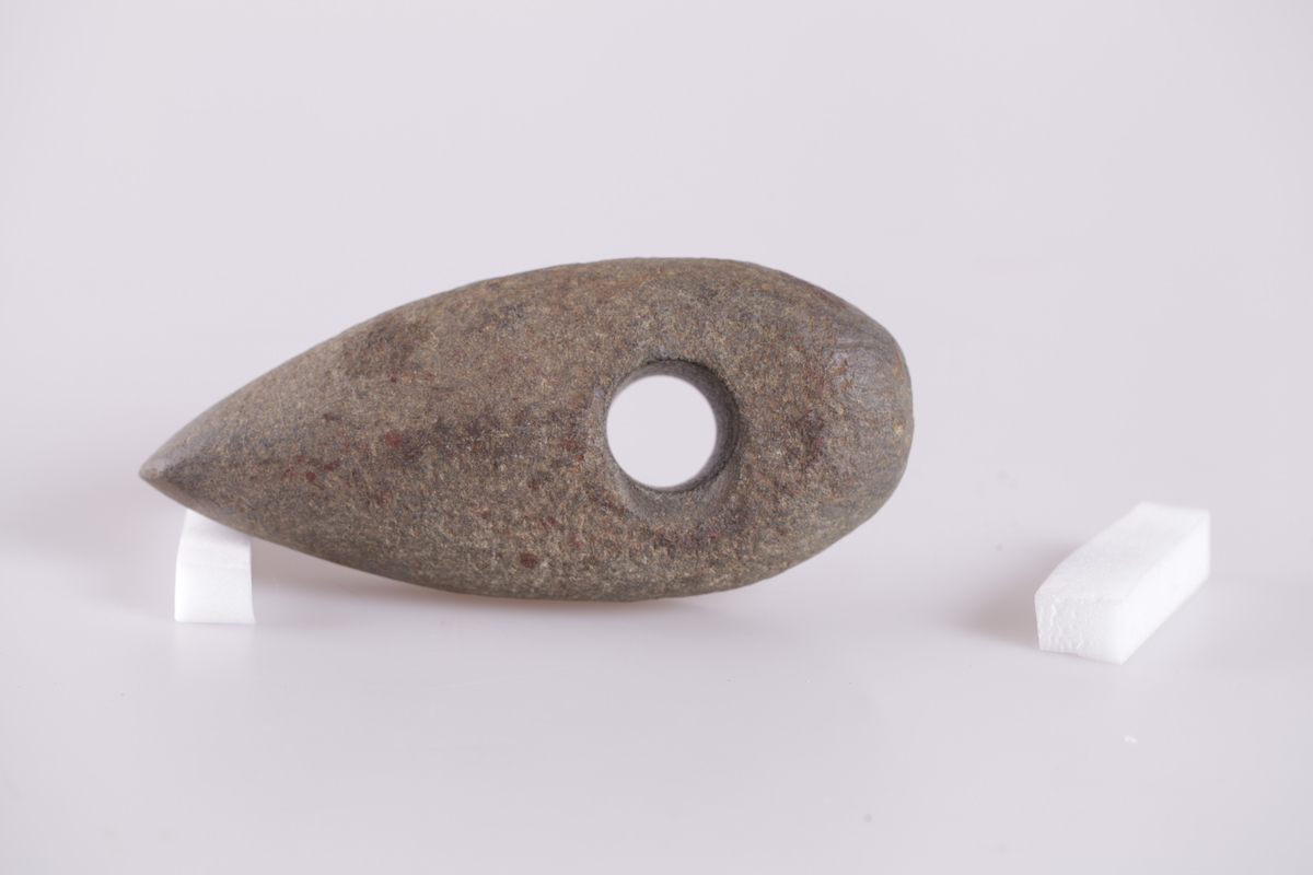 Steinøks med skafthull.