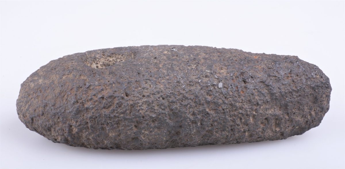 Steinøks med skafthull.