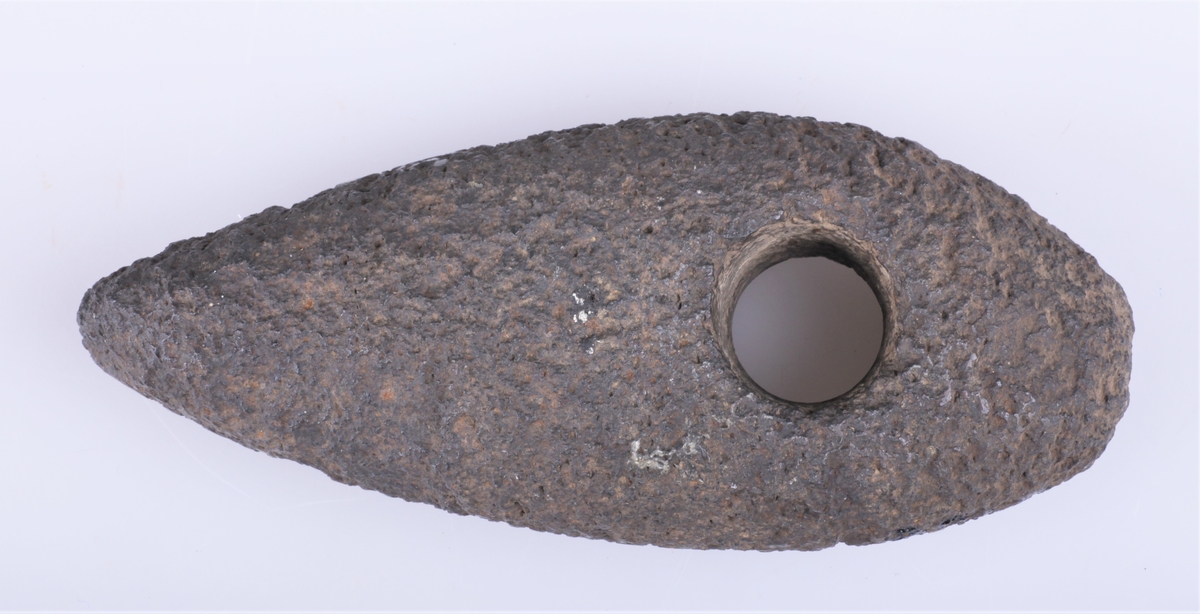 Steinøks med skafthull.