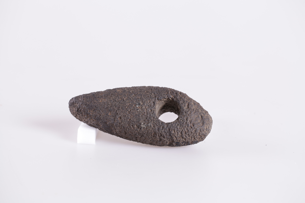 Steinøks med skafthull.