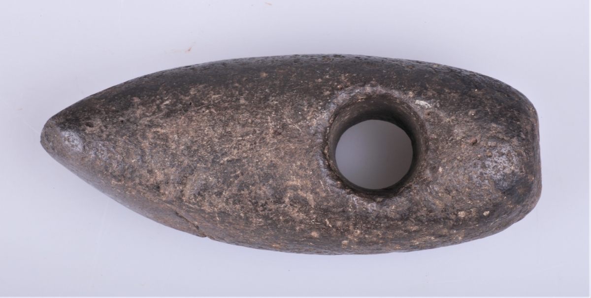 Steinøks med skafthull, nærmest type Rygh 28. Funnet på Holmstad, Øverskreien.