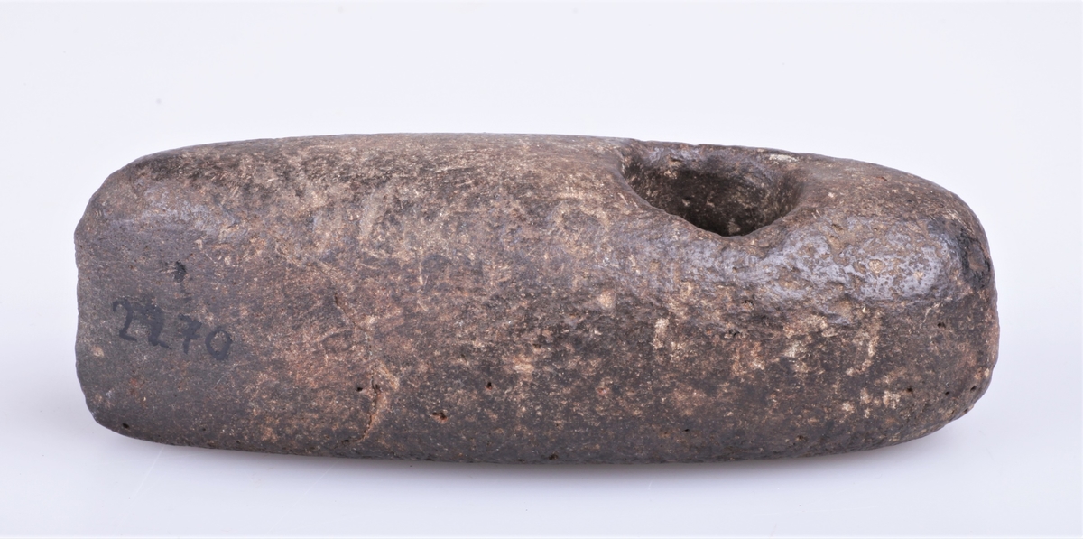 Steinøks med skafthull, nærmest type Rygh 28. Funnet på Holmstad, Øverskreien.