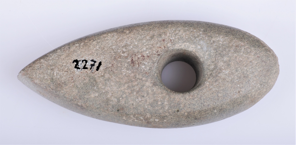 Steinøks med skafthull, nærmest som type Rygh 28, men ikke hvelvet. Funnet på Kjølseth ca 1873.